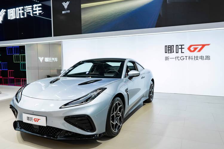 惠州330哪吒汽车在智能汽车领域的表现，领途汽车在新能源汽车市场中的影响力